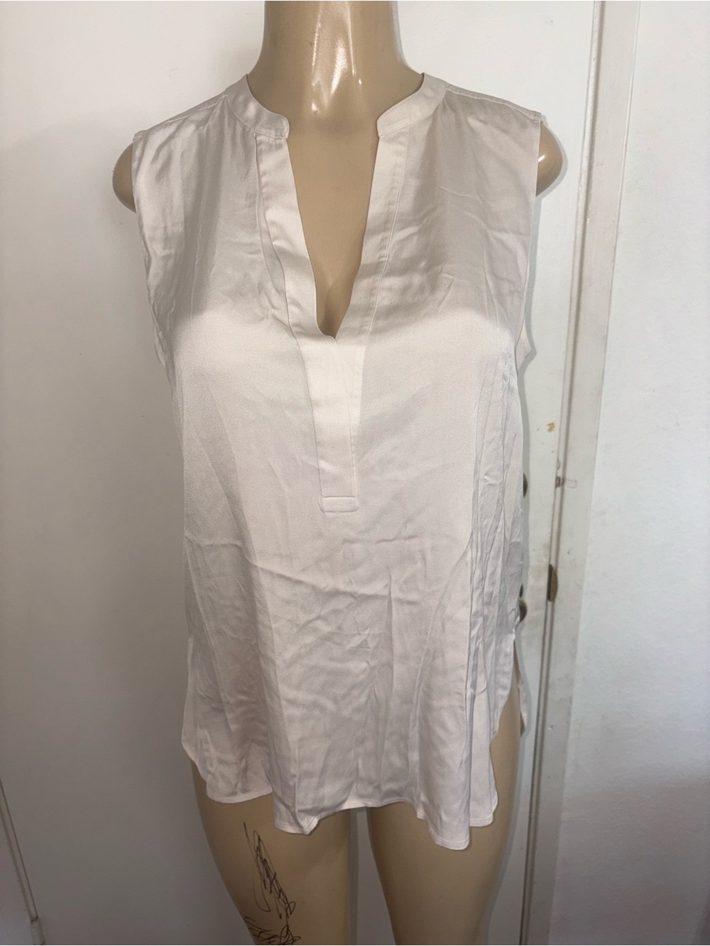 Vince Ivory High Low 100% Silk Blouse V Neck Sleeveless Large